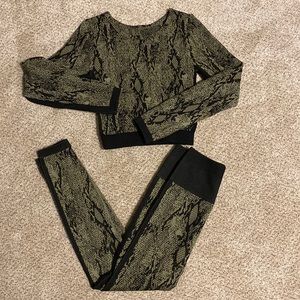 Like New 2 Piece Fabletics Snakeskin Print Top and Leggings SZ XXS/XS